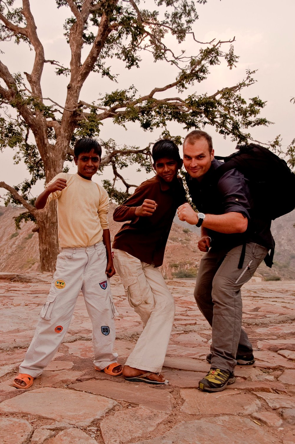 Momento compartido con niños locales durante un viaje